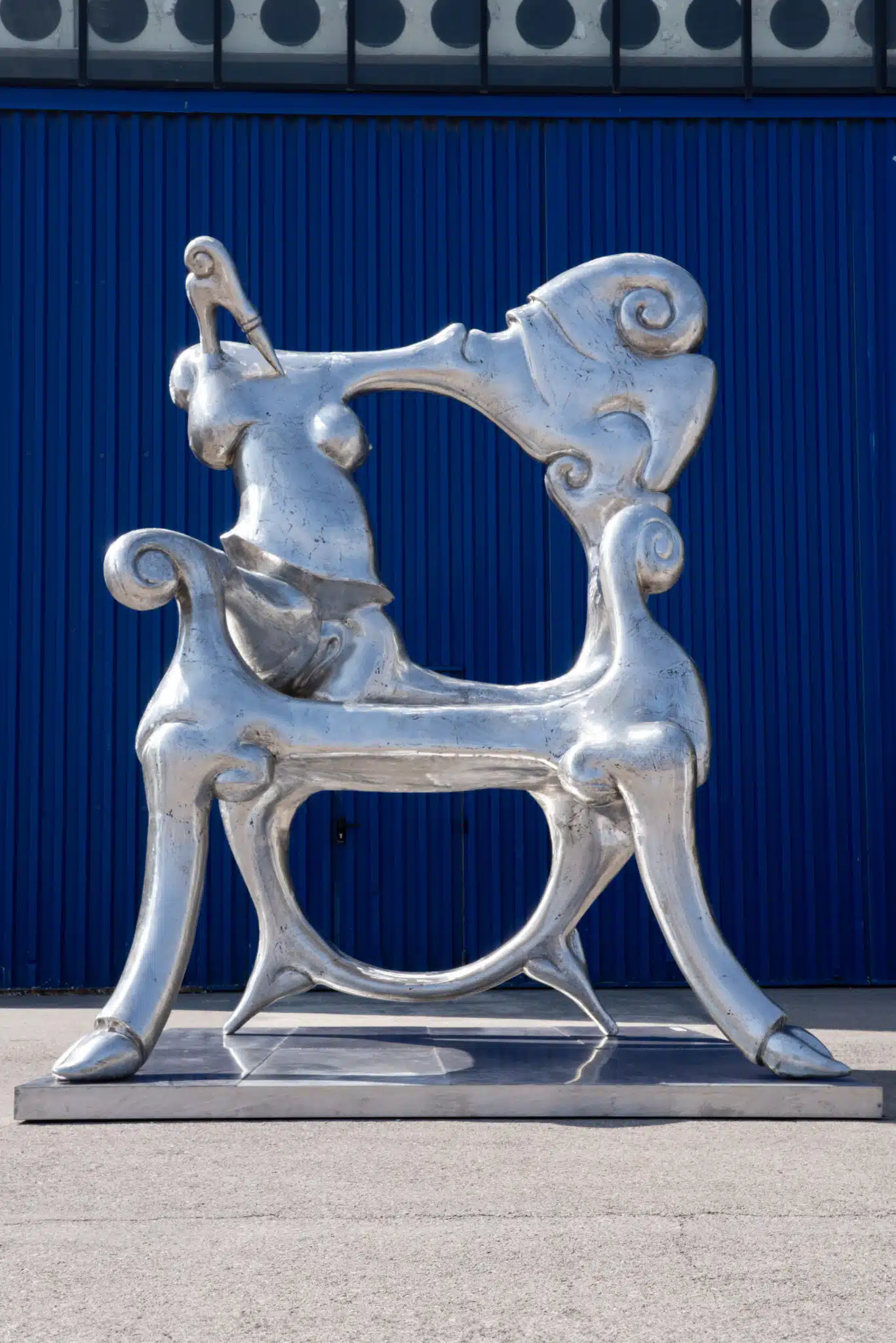 TOVAR The Chair: Escultura Surrealista en Times Square