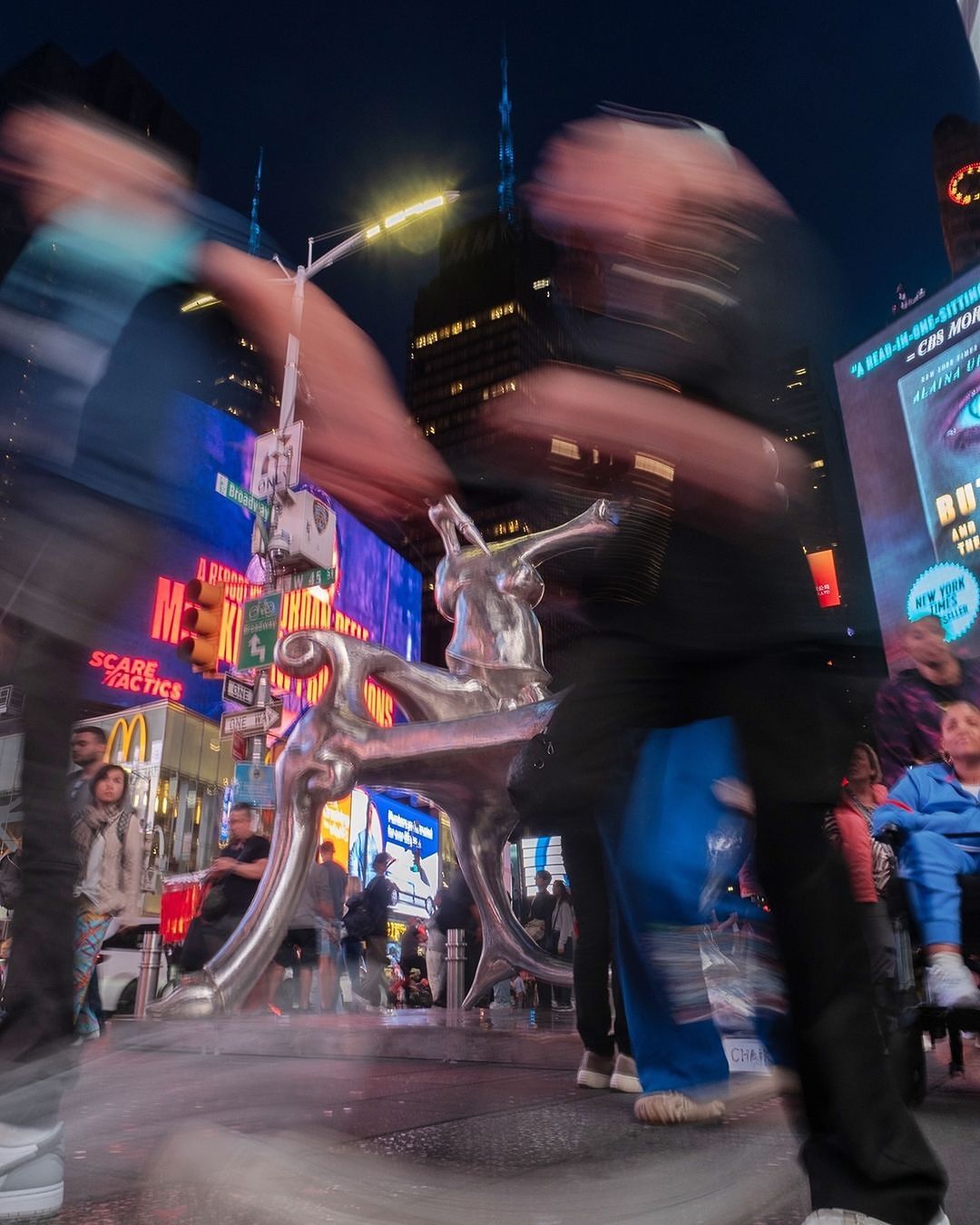 Escultura de Iván Tovar se inaugura en Times Square